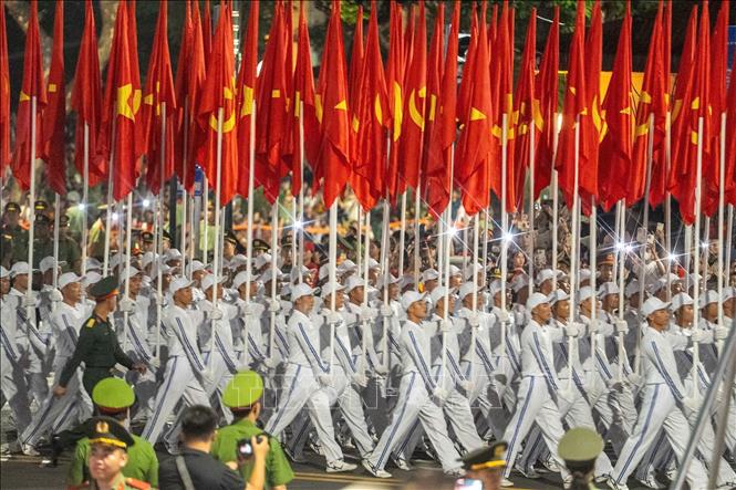 Khối hồng kỳ di chuyển trên đường phố Hà Nội. Ảnh: Phạm Tuấn Anh - TTXVN