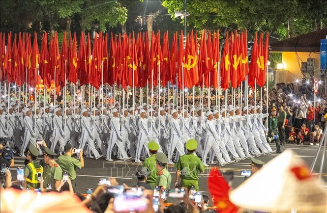 Khối hồng kỳ di chuyển trên đường phố Hà Nội. Ảnh: Phạm Tuấn Anh - TTXVN