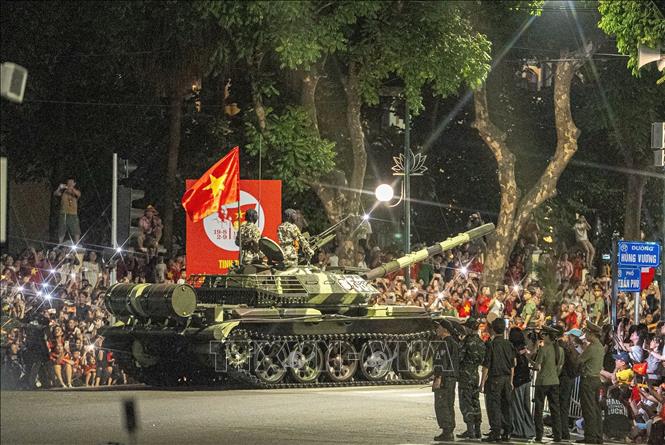 Đoàn diễu binh, diễu hành di chuyển trên đường phố trong buổi tổng hợp luyện lần thứ nhất. Ảnh: Phạm Tuấn Anh - TTXVN