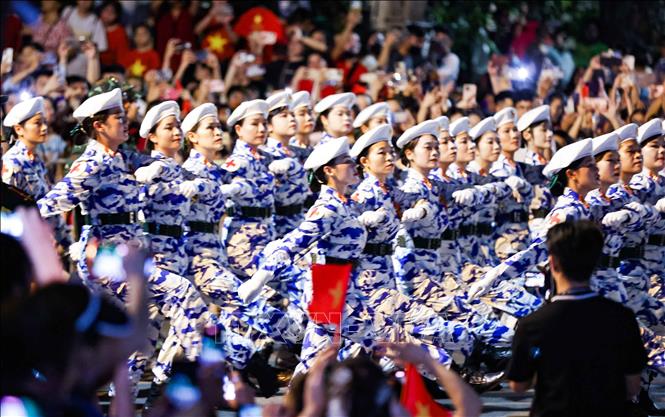 Khối Quân y đi qua đường Nguyễn Thái Học. Ảnh: Thanh Tùng - TTXVN 