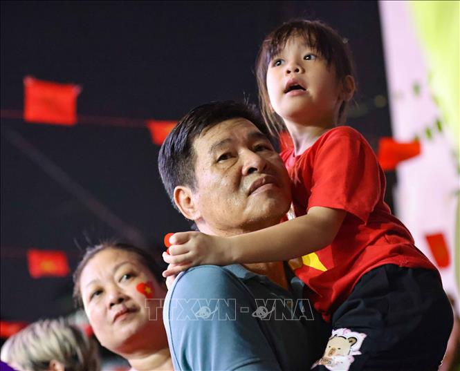 Người dân chờ đón các khối diễu hành, diễu binh đi qua trên đường phố Hà Nội. Ảnh: Thanh Tùng - TTXVN
