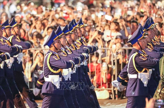 Các khối diễu hành, diễu binh đi qua tuyến phố Nguyễn Thái Học. Ảnh: Thanh Tùng - TTXVN