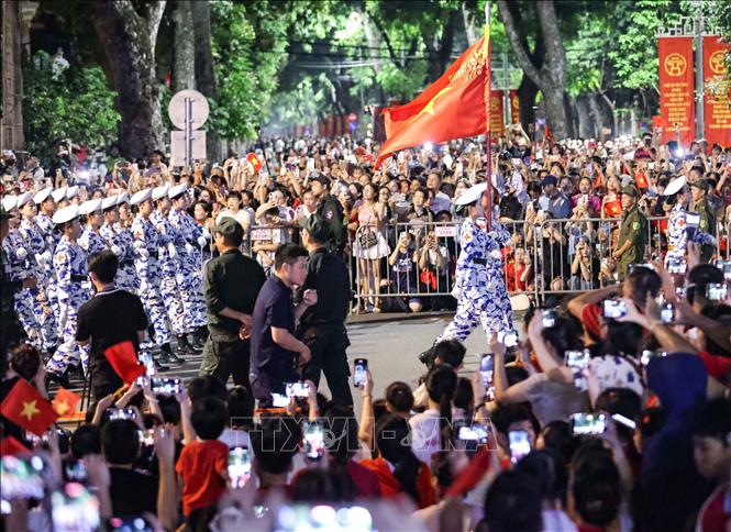 Khối Quân y đi qua đường Nguyễn Thái Học. Ảnh: Thanh Tùng - TTXVN 
