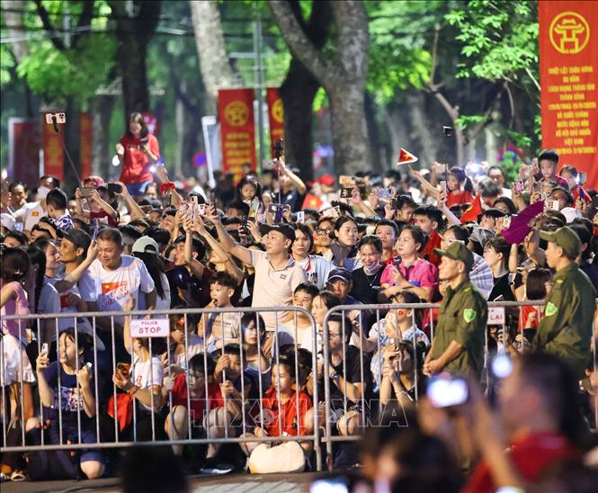 Người dân chờ đón các khối diễu hành, diễu binh đi qua trên đường phố Hà Nội. Ảnh: Thanh Tùng - TTXVN