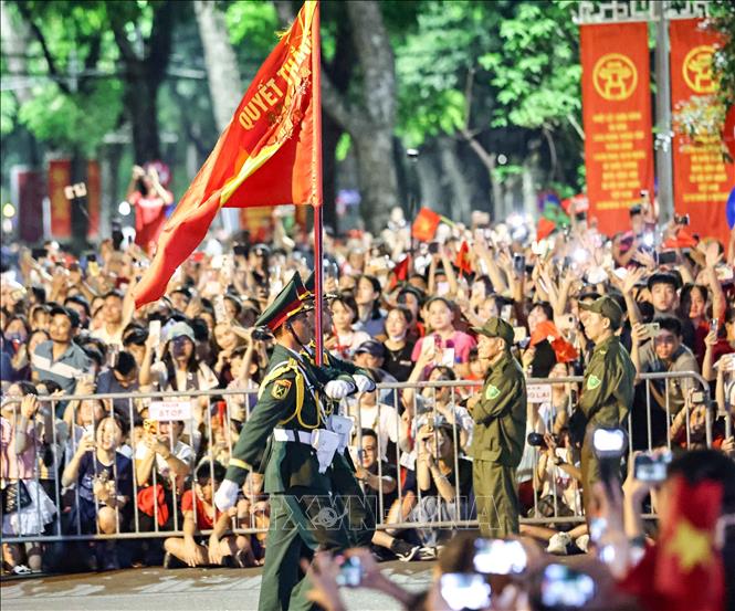 Các khối diễu hành, diễu binh đi qua tuyến phố Nguyễn Thái Học. Ảnh: Thanh Tùng - TTXVN