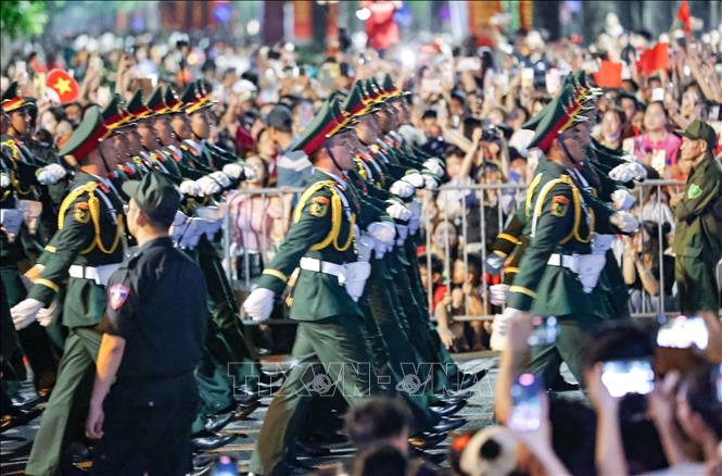 Các khối diễu hành, diễu binh đi qua tuyến phố Nguyễn Thái Học. Ảnh: Thanh Tùng - TTXVN