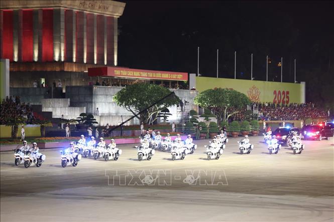 Khổi xe dẫn đoàn tham gia tổng hợp luyện. Ảnh: Hoàng Hà-TTXVN