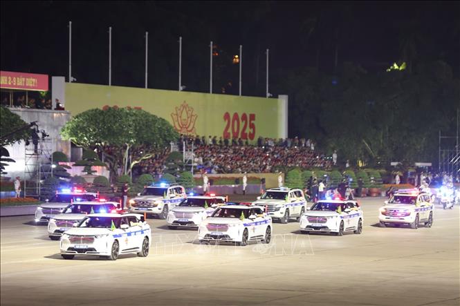Khổi xe dẫn đoàn tham gia tổng hợp luyện. Ảnh: Hoàng Hà-TTXVN