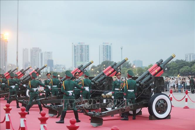 Mỗi khẩu pháo 105 mm có 3 pháo thủ trực tiếp vận hành. Pháo thủ số 1 có nhiệm vụ giật cò phát hỏa mỗi phát bắn, pháo thủ số 2 đóng mở khóa nòng và pháo thủ số 3 nạp đạn vào buồng đạn. Tốc độ yêu cầu với mỗi lần nạp đạn khoảng 3 giây. Ảnh: Trần Thanh Giang - TTXVN