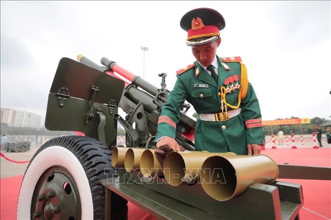 Các loại pháo lễ có yêu cầu cao về chất lượng, tình trạng kỹ thuật, đồng thời phải đảm bảo tính đồng bộ từ màu sơn, quân cụ, trang cụ, kính ngắm đến từng chi tiết phụ tùng. Ảnh: Trần Thanh Giang - TTXVN