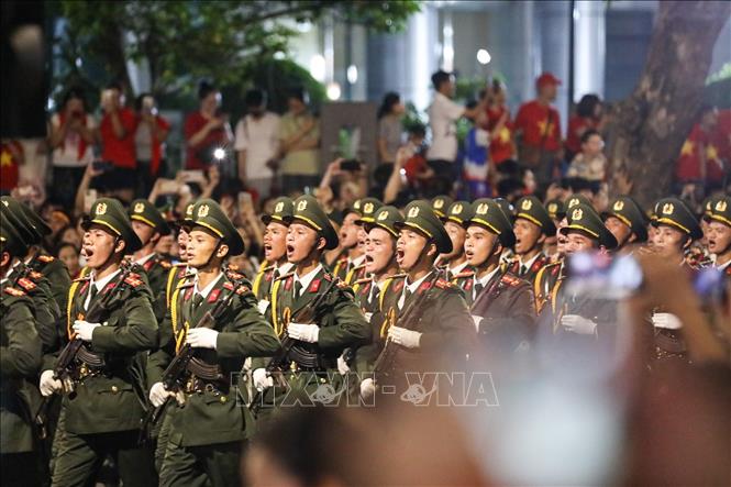 Các lực lượng đi qua đường Trần Phú. Ảnh: Khánh Hoà - TTXVN
