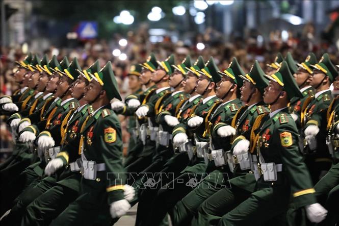 Các lực lượng đi qua đường Trần Phú. Ảnh: Khánh Hoà - TTXVN