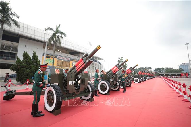 Mỗi khẩu pháo 105 mm có 3 pháo thủ trực tiếp vận hành. Pháo thủ số 1 có nhiệm vụ giật cò phát hỏa mỗi phát bắn, pháo thủ số 2 đóng mở khóa nòng và pháo thủ số 3 nạp đạn vào buồng đạn. Tốc độ yêu cầu với mỗi lần nạp đạn khoảng 3 giây. Ảnh: Trần Thanh Giang - TTXVN

