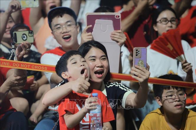 Hàng vạn người dân chào đón các đoàn diễu binh, diễu hành di chuyển trên đường phố trong buổi tổng hợp luyện lần thứ nhất. Ảnh: Lê Đông - TTXVN