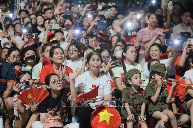 Hàng vạn người dân chào đón các đoàn diễu binh, diễu hành di chuyển trên đường phố trong buổi tổng hợp luyện lần thứ nhất. Ảnh: Lê Đông - TTXVN