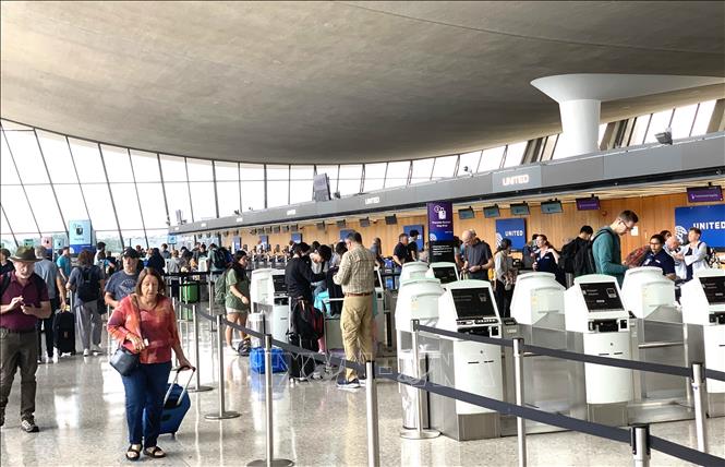 Hành khách tại sảnh quốc tế ở Sân bay quốc tế Washington Dulles ngày 20/8/2025. Ảnh: Ngọc Quang, phóng viên TTXVN tại Mỹ