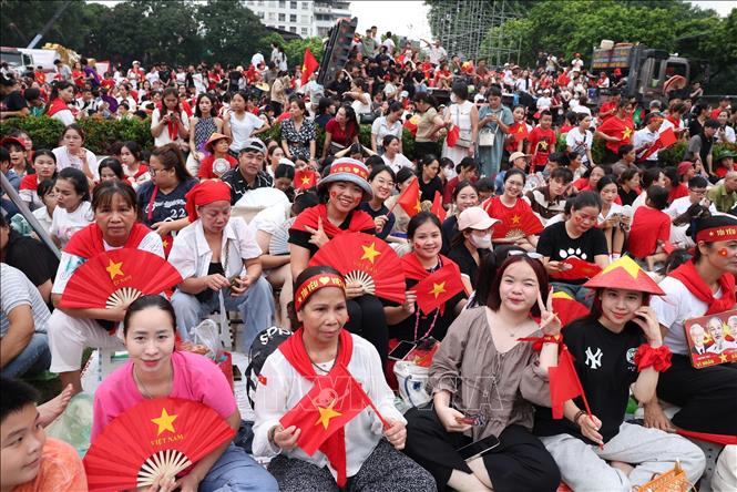 Người dân chờ đón các khối diễu hành, diễu binh đi qua trên đường phố Hà Nội. Ảnh: Công Đạt - TTXVN
