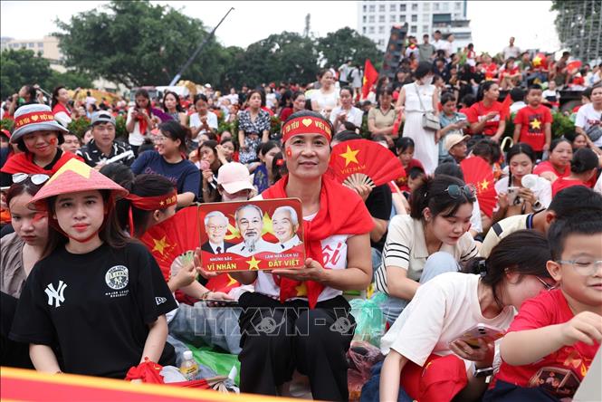 Người dân chờ đón các khối diễu hành, diễu binh đi qua trên đường phố Hà Nội. Ảnh: Công Đạt - TTXVN