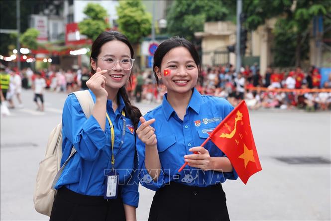 Người dân chờ đón các khối diễu hành, diễu binh đi qua trên đường phố Hà Nội. Ảnh: Công Đạt - TTXVN