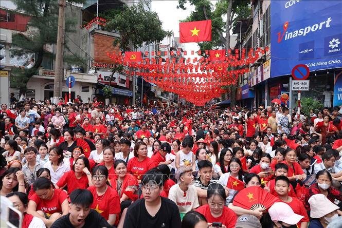 Người dân chờ đón các khối diễu hành, diễu binh đi qua trên đường phố Hà Nội. Ảnh: Công Đạt - TTXVN

