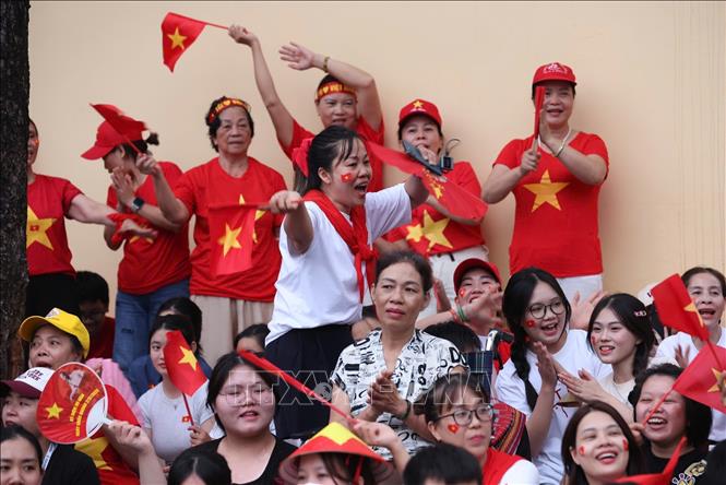 Người dân chờ đón các khối diễu hành, diễu binh đi qua trên đường phố Hà Nội. Ảnh: Công Đạt - TTXVN