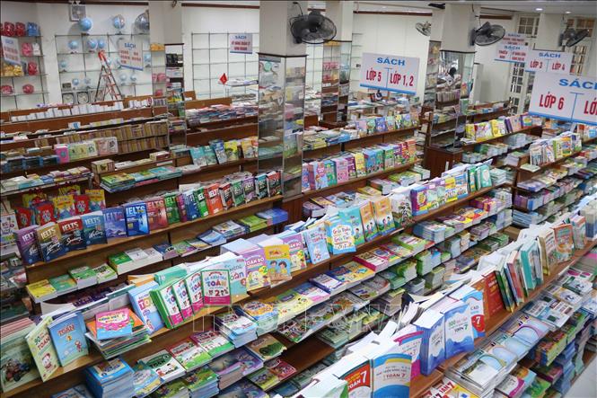Một cửa hàng bán sách giáo khoa và đồ dùng học tập tại Hưng Yên. Ảnh: Thu Hoài - TTXVN