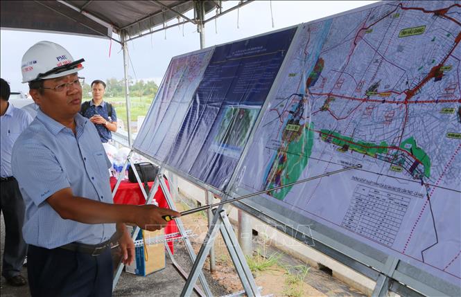 Đại diện Ban quản lý dự án Mỹ Thuận báo cáo tiến độ thực hiện cao tốc Cần Thơ - Cà Mau với đoàn giám sát. Ảnh: Tuấn Phi - TTXVN