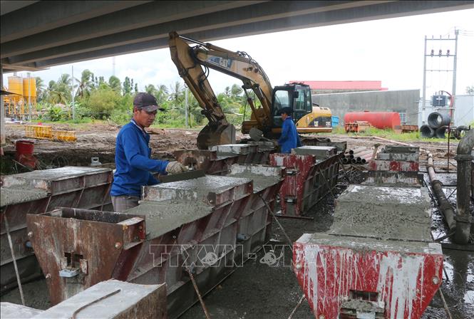Công nhân thi công trên công trường Dự án thành phần 2, cao tốc Châu Đốc - Cần Thơ - Sóc Trăng.  Ảnh: Tuấn Phi - TTXVN