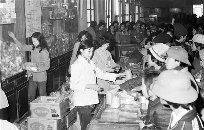 Trước năm 1986, nền kinh tế Việt Nam là nền kinh tế có hai hình thức sở hữu, hai loại hình kinh tế chủ yếu là xí nghiệp quốc doanh và tập thể. Trong ảnh: Cửa hàng bách hóa Tổng hợp Hà Nội phục vụ nhân dân dịp Tết nguyên đán Ất Sửu (1985). Ảnh: Văn Sắc - TTXVN