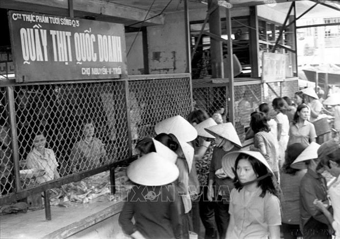 Trước năm 1986, nền kinh tế Việt Nam là nền kinh tế có hai hình thức sở hữu, hai loại hình kinh tế chủ yếu là xí nghiệp quốc doanh và tập thể, Trong ảnh: Thương nghiệp quốc doanh thành phố Hồ Chí Minh cải tiến phương thức bán hàng, đáp ứng nhu cầu thị trường (1983). Ảnh; TTXVN