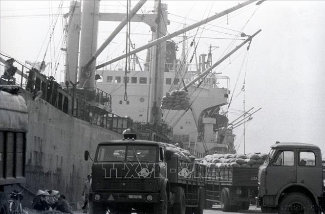 Bốc xếp gạo xuất khẩu tại Cảng Sài Gòn (1989). Ảnh; TTXVN
