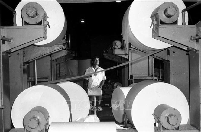 Sản xuất giấy xuất khẩu tại Xí nghiệp liên hợp giấy Vĩnh Phú (1990). Ảnh: TTXVN