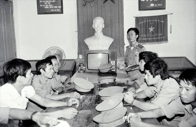 Cán bộ, chiến sĩ công an phường Điện Biên bàn phương án bảo vệ an ninh xã hội của Quận và Thành phố Hà Nội (1989). Ảnh: Xuân Tuân - TTXVN