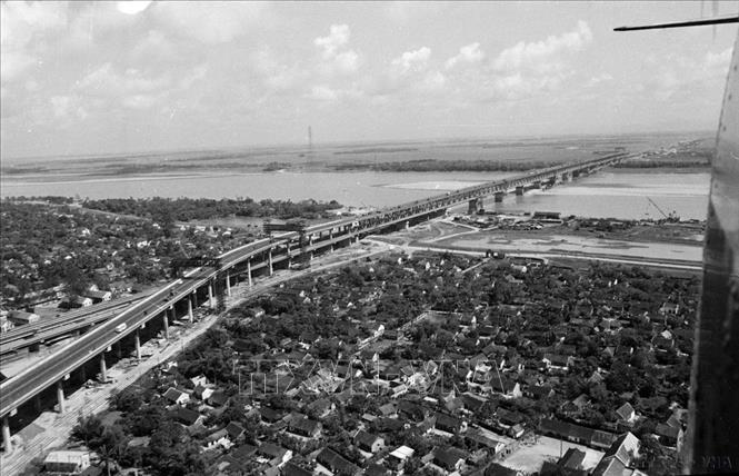  Thăng Long bắc qua sông Hồng, biểu tượng của tình hữu nghị Xô - Việt. Ảnh: TTXVN