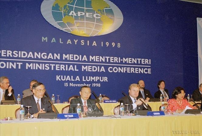 Phiên họp Hội nghị Bộ trưởng APEC lần thứ 10 tại Kuala Lumpur (Malaysia), ngày 14/11/1998. Tại phiên khai mạc hội nghị, Việt Nam, Nga, Peru đã được kết nạp vào APEC, đưa tổng số thành viên APEC lên 21. Ảnh: Thế Thuần-TTXVN