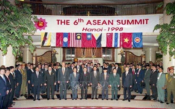 Từ khi bước vào giai đoạn đổi mới, Việt Nam luôn luôn thể hiện mong muốn là bạn với tất cả các quốc gia và luôn sẵn sàng thực hiện các nhiệm vụ quốc tế. Trong ảnh:Lãnh đạo các nước ASEAN tại Hội nghị cấp cao ASEAN lần thứ 6, tổ chức tại Hà Nội (14/12/1998). Ảnh: Minh Điền-TTXVN