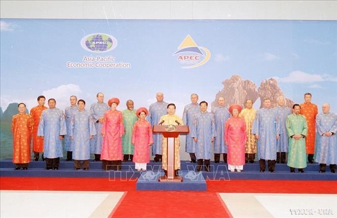 Việt Nam là một trong số ít thành viên đã hai lần đảm nhiệm thành công vai trò chủ nhà APEC, vào các năm 2006 và 2017. Trong ảnh: Chủ tịch nước Nguyễn Minh Triết đọc Tuyên bố chung tại Hội nghị Cấp cao APEC 14, tổ chức ở Hà Nội, ngày 19/11/2006. Ảnh: Xuân Tuân - TTXVN