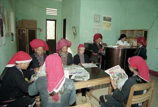 Điểm bưu điện văn hóa xã tại Lào Cai phục vụ đồng bào dân tộc nắm bắt thông tin, nâng cao văn hóa, phục vụ sản xuất (2003). Ảnh: TTXVN