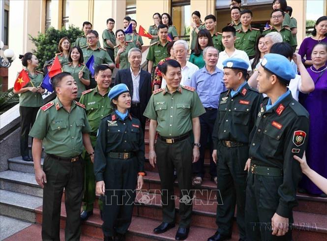 Thượng tướng Lương Tam Quang, Bộ Công an tổ chức Chương trình Gặp mặt các sĩ quan Công an nhân dân lên đường thực hiện nhiệm vụ gìn giữ hòa bình Liên hợp quốc tại Nam Sudan. Ảnh: Phạm Kiên - TTXVN