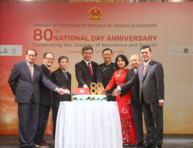 Đại sứ Việt Nam tại Singapore Trần Phước Anh, Bộ trưởng điều phối Dịch vụ công kiêm Bộ trưởng Bộ Quốc phòng Singapore Chan Chun Sing cùng các Đại sứ Việt Nam đã từng có nhiệm kỳ công tác tại Singapore cắt bánh mừng Quốc khánh. Ảnh: Tất Đạt – PV TTXVN tại Singapore
