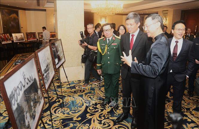 Đại sứ Việt Nam tại Singapore Trần Phước Anh giới thiệu với khách quốc tế về sự kiện ngày 2/9/1945. Ảnh: Tất Đạt – PV TTXVN tại Singapore
