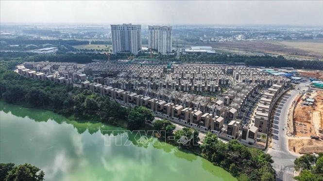 Tỉnh Bình Dương từng bước khẳng định vị thế là điểm sáng trong phát triển đô thị thông minh tại Việt Nam và khu vực Đông Nam Á. Tỉnh chú trọng thực hiện chiến lược phát triển bền vững thông qua mô hình hợp tác “ba nhà”: Nhà nước – nhà doanh nghiệp – nhà trường, Viện, nhằm xây dựng hệ sinh thái đổi mới sáng tạo toàn diện, thu hút sự tham gia của toàn xã hội.. Ảnh: Hoàng Hiếu - TTXVN