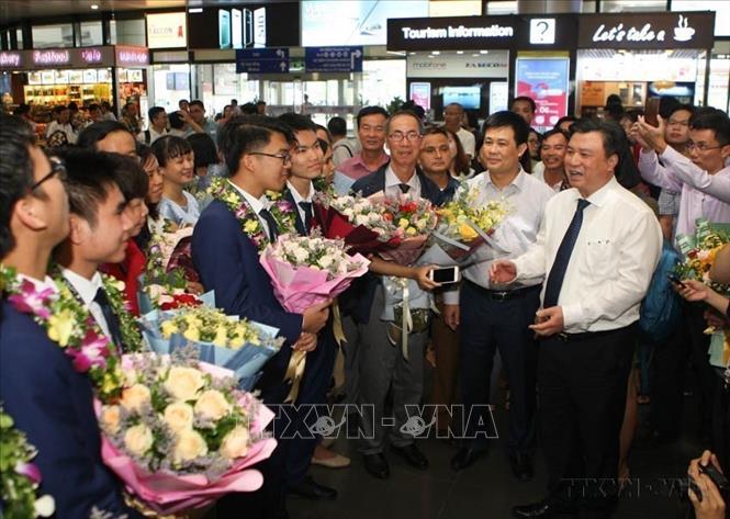 Bộ Giáo dục và Đào tạo tổ chức đón đoàn học sinh đạt thành tích xuất sắc tại kỳ thi Olympic Toán quốc tế (IMO) 2019, tổ chức ở Vương quốc Anh. Với thành tích này, Việt Nam xếp thứ 7 trong số 110 quốc gia, vùng lãnh thổ dự thi. Ảnh: Thanh Tùng-TTXVN