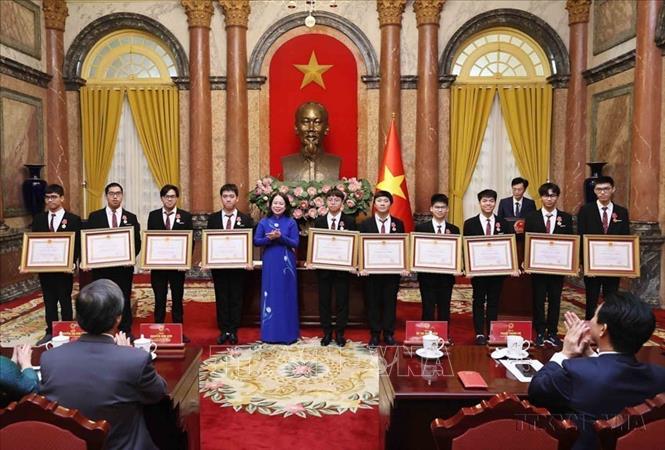 Phó Chủ tịch nước Võ Thị Ánh Xuân gặp mặt và trao Huân chương Lao động cho học sinh đoạt giải Olympic và khoa học kỹ thuật quốc tế (Hà Nội, 28/12/2024). Ảnh: An Đăng - TTXVN