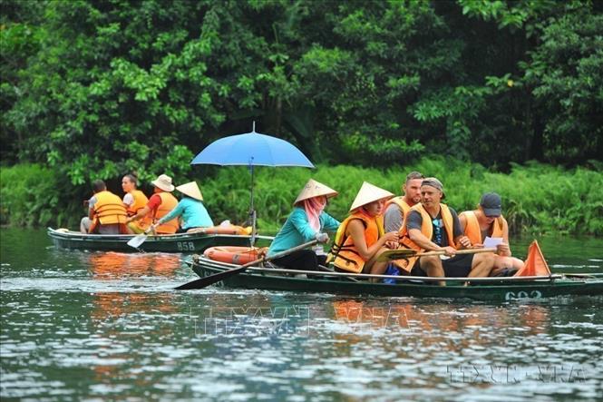  Du khách trong và ngoài nước tham quan khu du lịch Tràng An (Ninh Bình). Ảnh: Minh Đức - TTXVN
