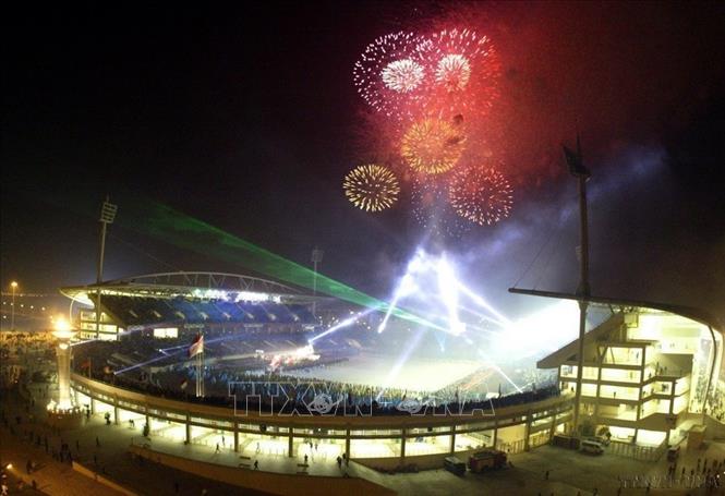 Bắn pháo hoa chào mừng Đại hội Thể thao Đông Nam Á (Sea Games 22), lần đầu tiên tổ chức tại Việt Nam (2003). Ảnh: TTXVN