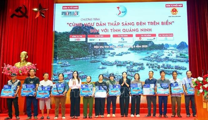 Ban tổ chức chương trình trao quà cho các ngư dân. Ảnh: TTXVN phát