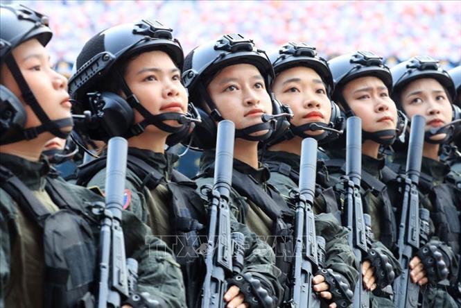 Nữ chiến sĩ Cảnh sát đặc nhiệm tham gia diễu binh tại Lễ mít tinh, diễu binh, diễu hành kỷ niệm 70 năm Chiến thắng lịch sử Điện Biên Phủ (7/5/1954 - 7/5/2024). Ảnh: Lâm Khánh - TTXVN