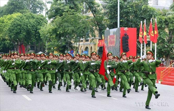 Màn diễu binh của khối Cảnh sát điều tra tội phạm kinh tế tại  “Ngày hội Vì Thủ đô bình yên” do Công an thành phố Hà Nội tổ chức (10/8/2025). Ảnh: Phạm Kiên - TTXVN