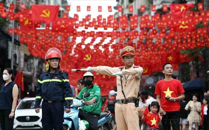 Cán bộ, chiến sĩ CSGT làm nhiệm vụ phân luồng, điều tiết giao thông tại tuyến phố Nguyễn Thái Học - Hùng Vương, Đảm bảo tuyệt đối ANTT và ATGT cho sự kiện A80 (21/8/2025). Ảnh: Phạm Kiên - TTXVN